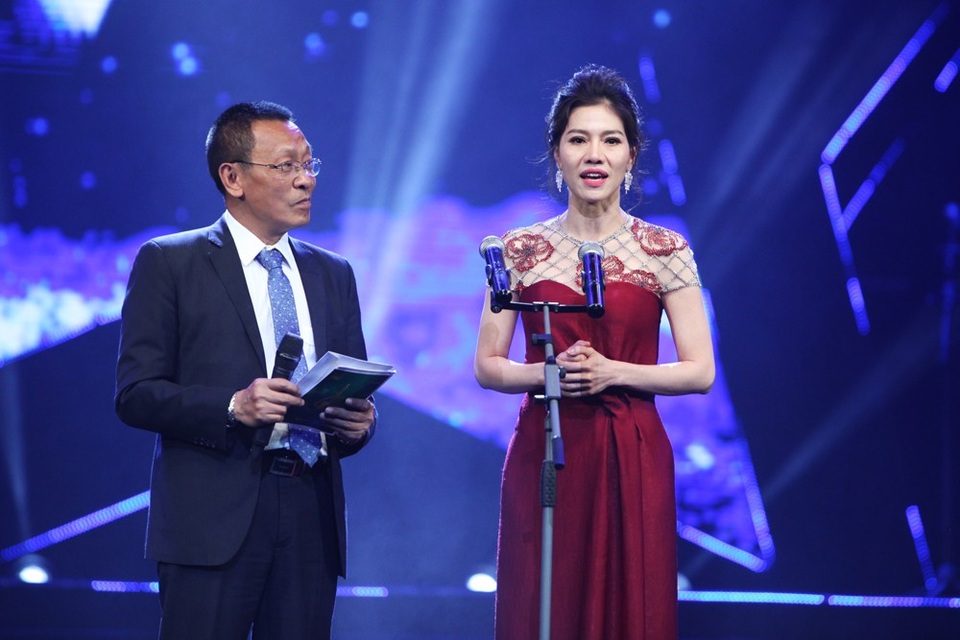 Bật cười trước "màn diễn" Việt Tú cầu hôn… Xuân Bắc trên sóng truyền hình - 8 MC Lại Văn Sâm- bà Kim Dung công bố, trao giải cho Chuỗi chương trình của năm. Giải thưởng thuộc về Sao đại chiến.