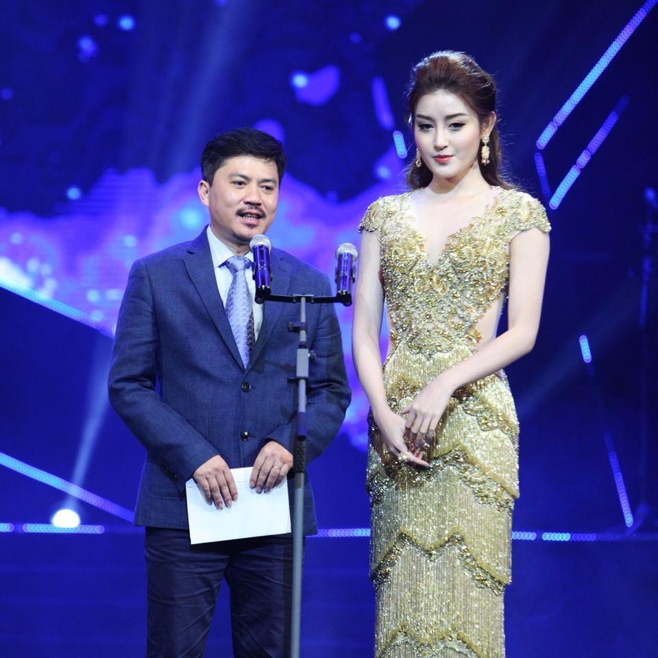 Bật cười trước "màn diễn" Việt Tú cầu hôn… Xuân Bắc trên sóng truyền hình - 9 Á hậu Huyền My- ông Lê Xuân Thành, Trưởng BTC trao giải Nhà sản xuất của năm cho Dương Cầm.
