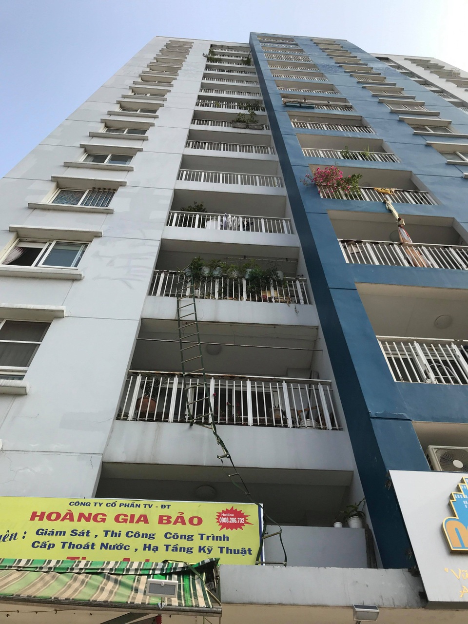 Rơi nước mắt nghe lời kể của những người thoát chết sau vụ cháy kinh hoàng - 7
Những cầu thang thoát hiểm của người dân sau vụ cháy.