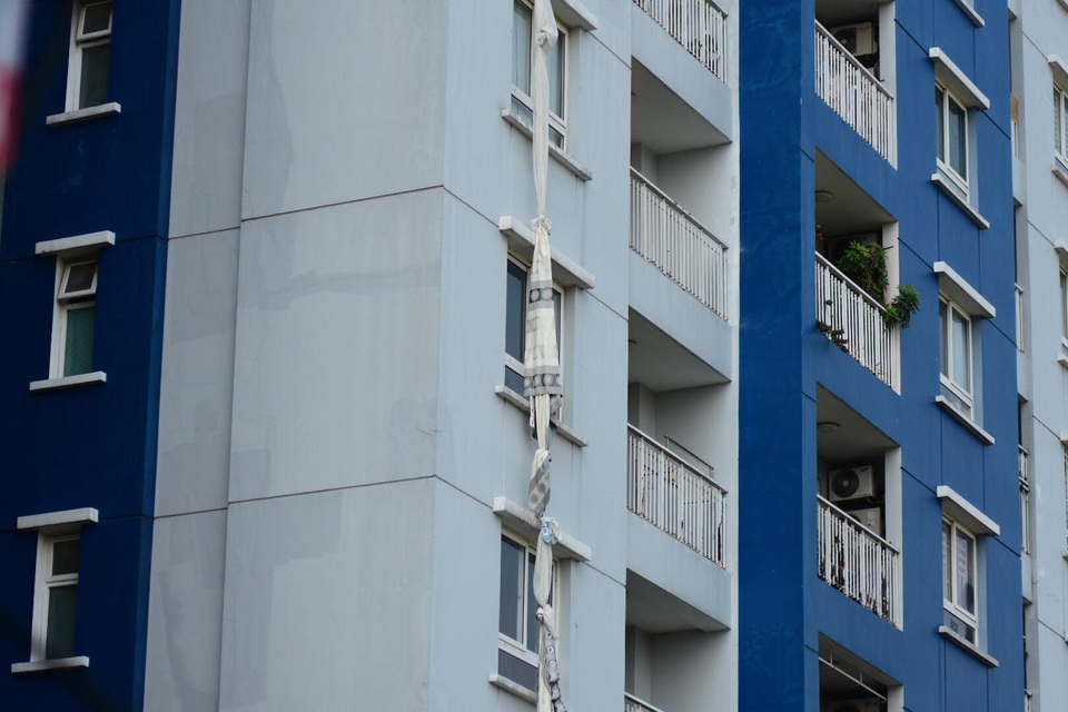 Vụ cháy 13 người chết: Hệ thống báo cháy, chữa cháy không hoạt động? - 2
Nhiều người dùng chăn, rèm bện thành dây vải để leo xuống đất thoát thân.