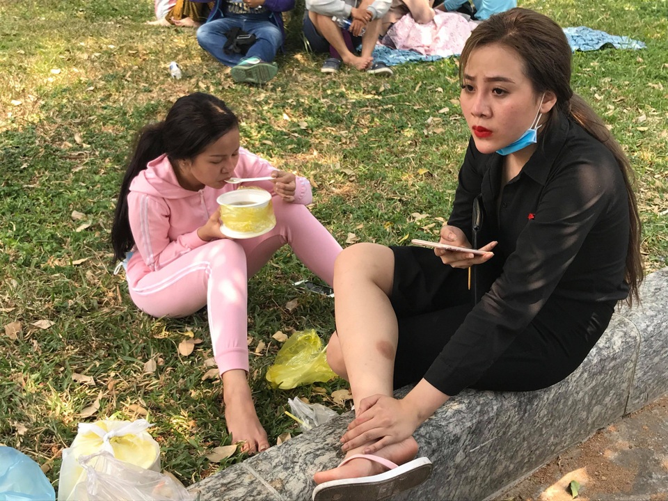 Vụ cháy chung cư, 13 người thiệt mạng: Tình người trong cơn hỏa hoạn - 11 Vụ cháy chung cư, 13 người thiệt mạng: Tình người trong cơn hỏa hoạn - 11