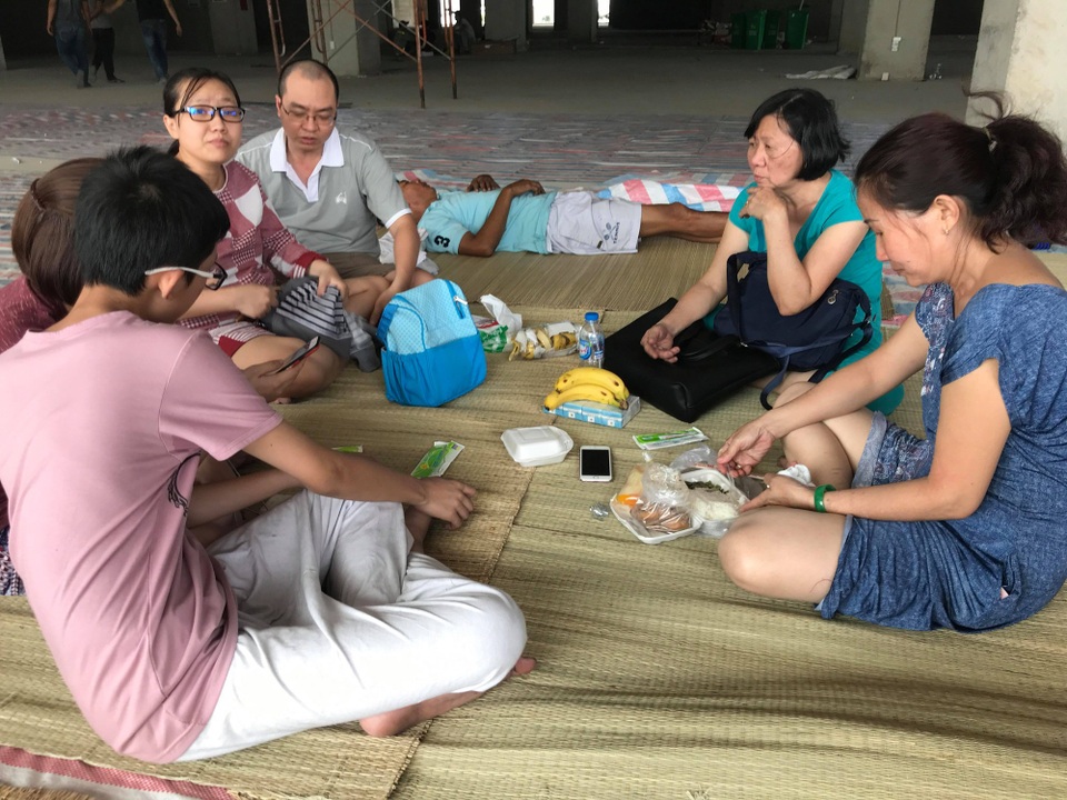 Vụ cháy chung cư, 13 người thiệt mạng: Tình người trong cơn hỏa hoạn - 15 Vụ cháy chung cư, 13 người thiệt mạng: Tình người trong cơn hỏa hoạn - 15