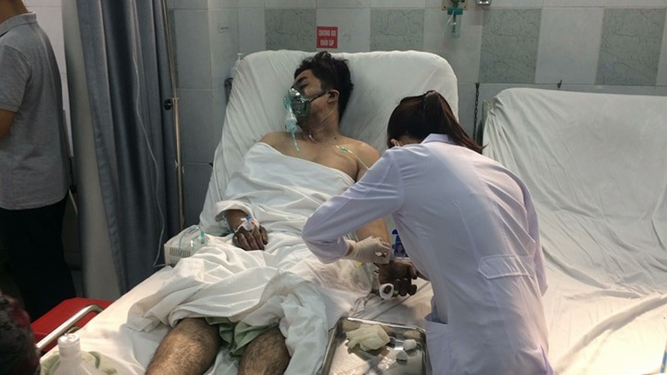 Cháy chung cư, 13 người chết: Các thi thể đang được bảo quản ở bệnh viện - 1 Nạn nhân trong vụ cháy chung cư Carina Plaza đang cấp cứu tại Bệnh viện Nguyễn Tri Phương.