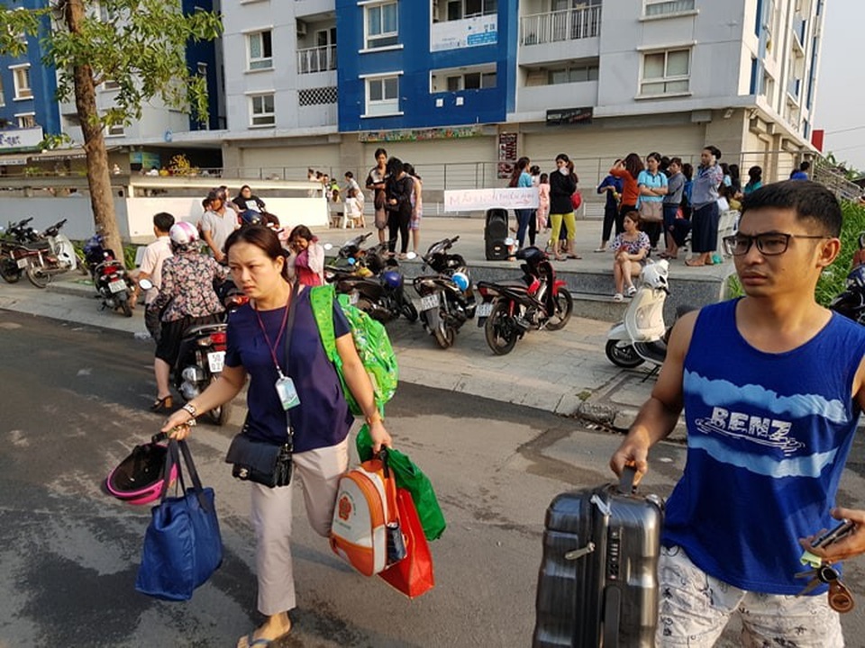 Bàng hoàng sau vụ cháy chung cư 13 người chết - 10 Bàng hoàng sau vụ cháy chung cư 13 người chết - 10