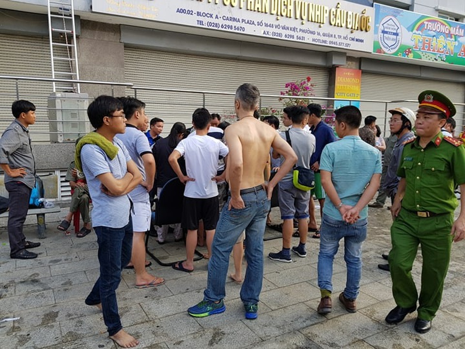 Bàng hoàng sau vụ cháy chung cư 13 người chết - 7 Bàng hoàng sau vụ cháy chung cư 13 người chết - 7