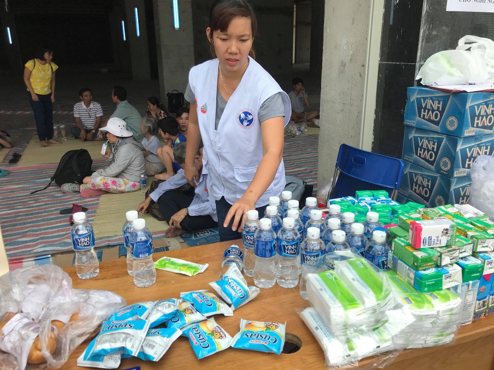 Vụ cháy chung cư, 13 người thiệt mạng: Tình người trong cơn hỏa hoạn - 14 Vụ cháy chung cư, 13 người thiệt mạng: Tình người trong cơn hỏa hoạn - 14