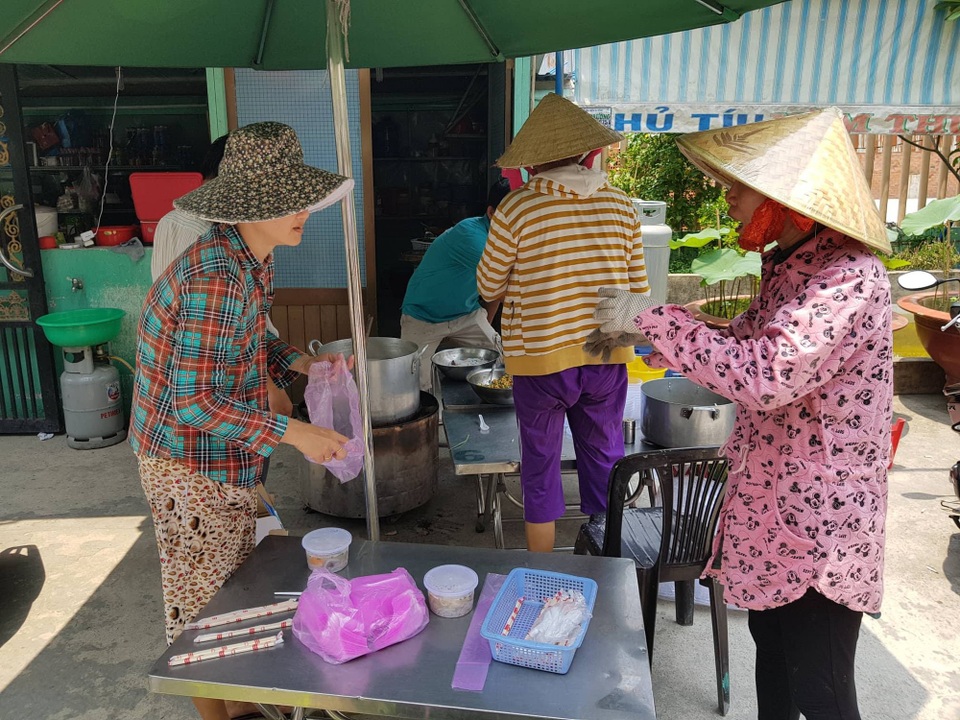 Vụ cháy chung cư, 13 người thiệt mạng: Tình người trong cơn hỏa hoạn - 3 Ông Hải cùng vợ đi chợ mua thực phẩm về nấu mang ra phục vụ bà con trong vụ hỏa hoạn.