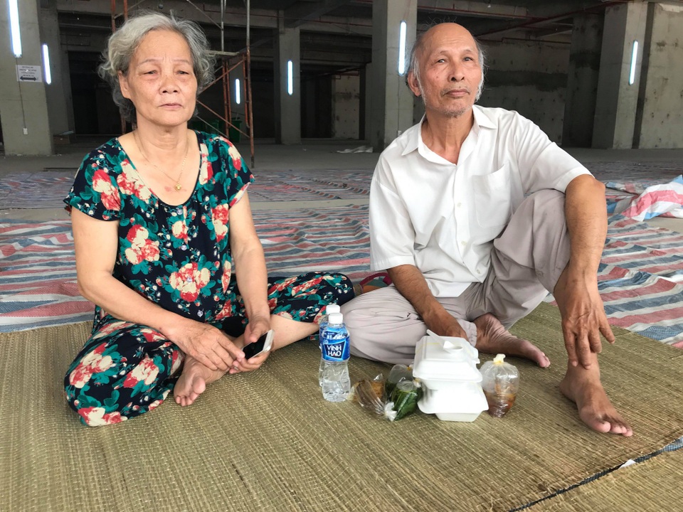 Vụ cháy chung cư, 13 người thiệt mạng: Tình người trong cơn hỏa hoạn - 13 Vụ cháy chung cư, 13 người thiệt mạng: Tình người trong cơn hỏa hoạn - 13