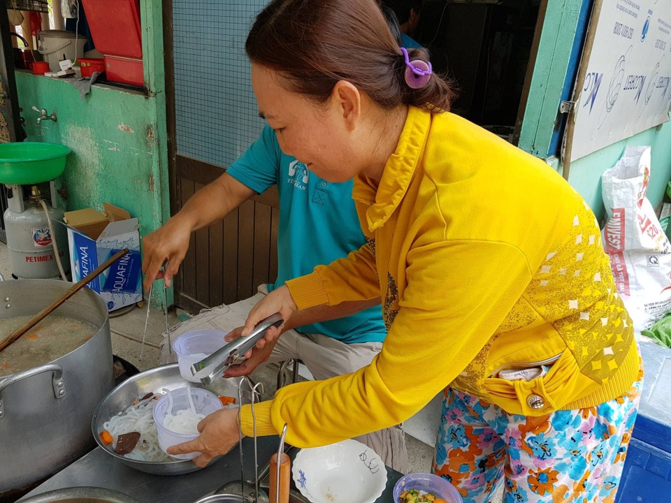 Vụ cháy chung cư, 13 người thiệt mạng: Tình người trong cơn hỏa hoạn - 2 Vụ cháy chung cư, 13 người thiệt mạng: Tình người trong cơn hỏa hoạn - 2