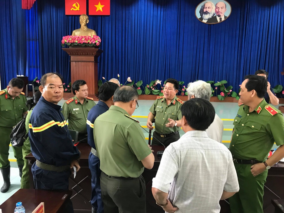 Họp báo vụ cháy 13 người chết: Cửa ngăn cháy bị... chèn đá! - 2 Họp báo vụ cháy 13 người chết: Cửa ngăn cháy bị... chèn đá! - 2