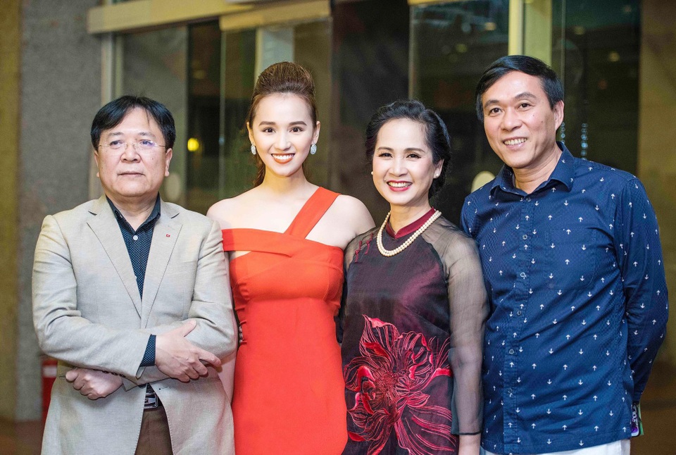 Lương Nguyệt Anh, Huyền My, Lã Thanh Huyền.. gợi cảm trên thảm đỏ - 1 Thứ trưởng, NSND Vương Duy Biên - Lã Thanh Huyền và vợ chồng nghệ sĩ Lan Hương - Đỗ Kỷ.