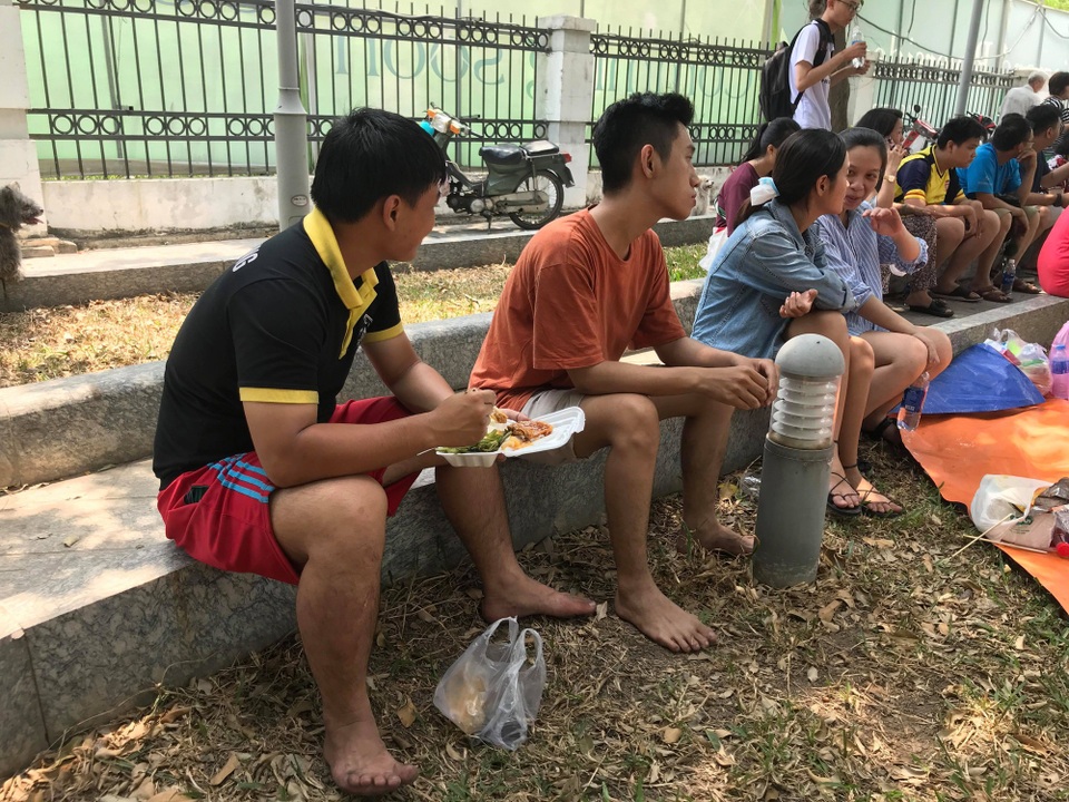 Vụ cháy chung cư, 13 người thiệt mạng: Tình người trong cơn hỏa hoạn - 12 Vụ cháy chung cư, 13 người thiệt mạng: Tình người trong cơn hỏa hoạn - 12