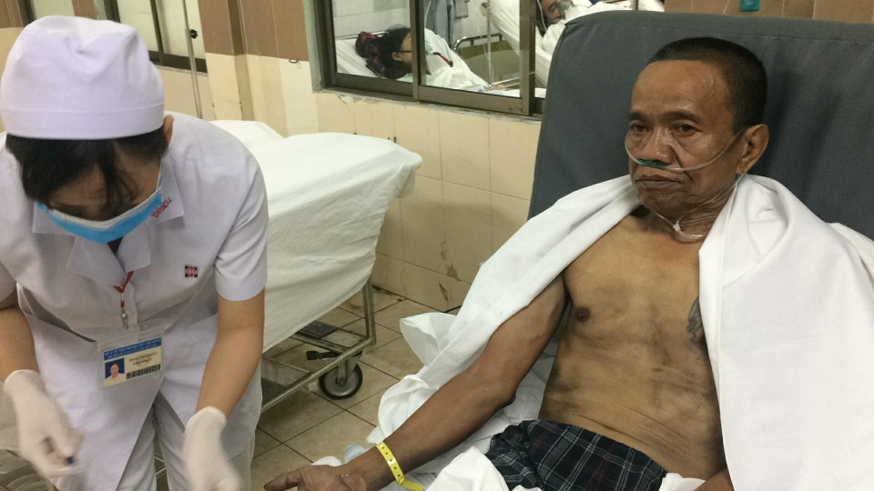 Cháy chung cư, 13 người chết: Các thi thể đang được bảo quản ở bệnh viện - 2
Nạn nhân trong vụ cháy chung cư Carina Plaza đang cấp cứu tại Bệnh viện Nguyễn Tri Phương.