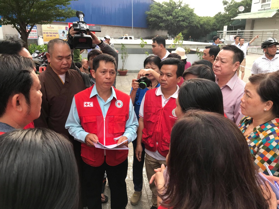 
Các tổ chức tới hỗ trợ người dân khu chung cư xảy ra cháy.
