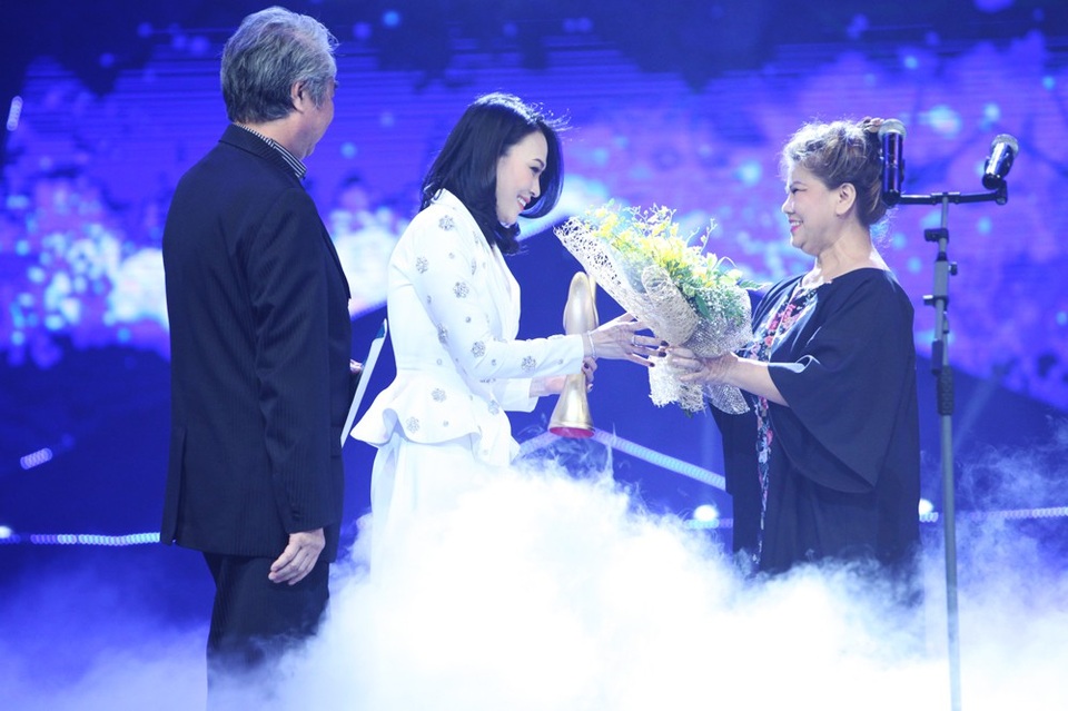 Mỹ Tâm giành cú đúp Ca sĩ của năm và Album của năm - 8 Mỹ Tâm giành cú đúp Ca sĩ của năm và Album của năm - 8