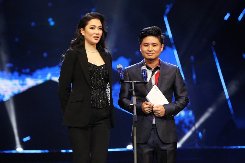 Bật cười trước "màn diễn" Việt Tú cầu hôn… Xuân Bắc trên sóng truyền hình - 3
Nhiều người cũng bất ngờ trước màn “tái xuất” của Hoa hậu Nguyễn Thị Huyền.
NSƯT Tấn Minh và Hoa hậu Nguyễn Thị Huyền công bố và trao giải Bài hát của năm. Trước khi công bố, Hoa hậu Nguyễn Thị Huyền chia sẻ, với cô một bài hát hay là chạm được đến trái tim khán giả như bài “Bức thư tình đầu tiên” của nhạc sĩ Đỗ Bảo, đã gắn liền với tên tuổi Tấn Minh. Người đẹp gốc Hải Phòng gửi lời chúc mừng đến ca khúc mang giai điệu trong trẻo, hồn nhiên của ban nhạc Ngọt.