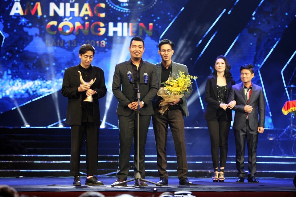 Mỹ Tâm giành cú đúp Ca sĩ của năm và Album của năm - 2
Ngọt giành hai giải Nghệ sĩ mới của năm và Bài hát mới của năm.