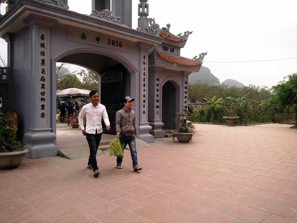 Ngôi chùa cầu duyên hơn 1.000 năm nổi tiếng ở cố đô Hoa Lư - 3 Dịp đầu năm mới, nhiều bạn trẻ đến chùa cầu duyên, cầu cho mình tìm được nửa còn lại để nên duyên vợ chồng, sống vui vẻ, hạnh phúc.