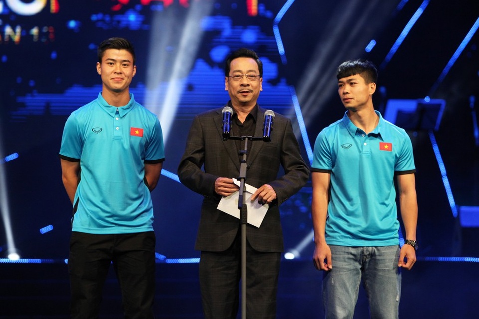 Bật cười trước "màn diễn" Việt Tú cầu hôn… Xuân Bắc trên sóng truyền hình - 5 NSND Hoàng Dũng và hai cầu thủ Công Phượng- Duy Mạnh lên trao giải Nghệ sĩ mới của năm cho ban nhạc Ngọt. “Tôi rất vui và rất bất ngờ khi lần đầu tiên đi trao giải thưởng và đi cùng hai cầu thủ đá bóng.” Còn hai tuyển thủ trẻ chia sẻ, âm nhạc giúp họ giải toả những căng thẳng và mỗi khi buồn...