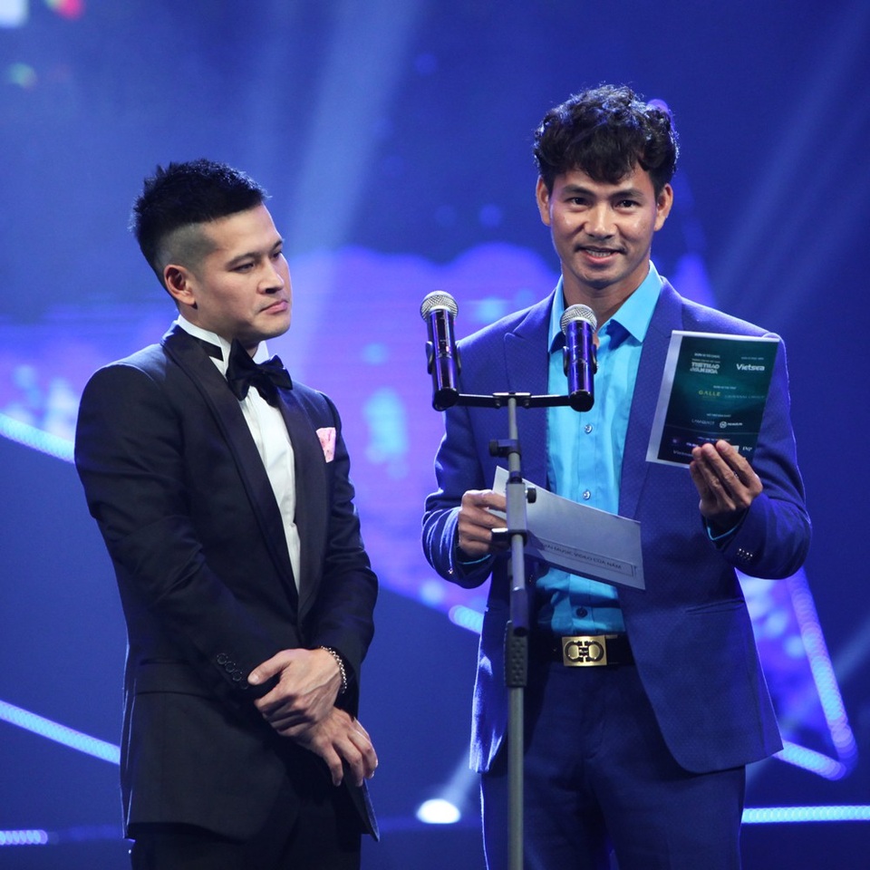 Bật cười trước "màn diễn" Việt Tú cầu hôn… Xuân Bắc trên sóng truyền hình - 1
Xuất hiện với vai trò khách mời trao giải hạng mục Music video của năm, NSƯT Xuân Bắc lại phát huy tài ăn nói hài hước của mình khi “câu kéo” thời gian tạo cảm giác hồi hộp và… gây cười.
Anh “chê” BTC sắp xếp cặp đôi MC Lại Văn Sâm – Hoa khôi Lan Khuê cũng như bộ đôi khách mời trao giải Tấn Minh – Hoa hậu Nguyễn Thị Huyền chưa hợp lý vì sự chênh lệch chiều cao giữa các cặp đôi nghệ sĩ.
Cũng tại sân khấu, Xuân Bắc gợi ý đạo diễn Việt Tú “cầu hôn đi”. Và Việt Tú đã công khai cầu hôn… Xuân Bắc. “Tôi tin chỉ có đàn ông mới làm cho nhau hạnh phúc cho nên tôi sẽ cầu hôn anh tại đây”
Màn tung hứng của hai nghệ sĩ khiến khán giả liên tưởng ngay đến màn Trường Giang “cướp sóng cầu hôn” Nhã Phương gây ồn ào thời gian qua.