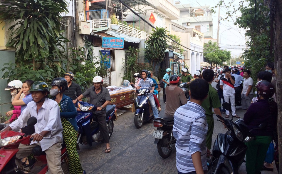 Khai quật thi thể một phụ nữ được chôn dưới nền nhà - 2 Rất đông người dân tò mò đến chứng kiến vụ việc