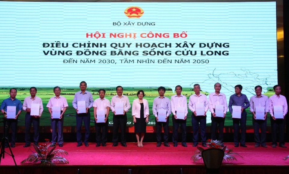 Công bố quy hoạch vùng ĐBSCL đến năm 2030: Thêm 6 đô thị loại I - 1 Thứ trưởng Bộ Xây dựng Phan Thị Mỹ Linh trao đồ án điều chỉnh quy hoạch cho 13 tỉnh, thành trong vùng ĐBSCL.
