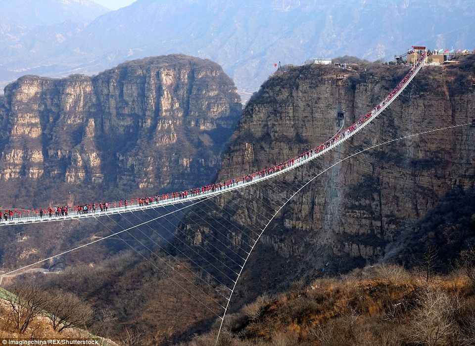 Trung Quốc: Hàng trăm du khách chen chúc trên cầu kính ở độ cao hơn 200m - 1
Theo Dailymail, cầu đáy kính ở Khu thắng cảnh Hongyagu (Hà Bắc, Trung Quốc) bắt đầu mở cửa đón khách từ tháng 12 năm ngoái. (Ảnh: Dailymail)