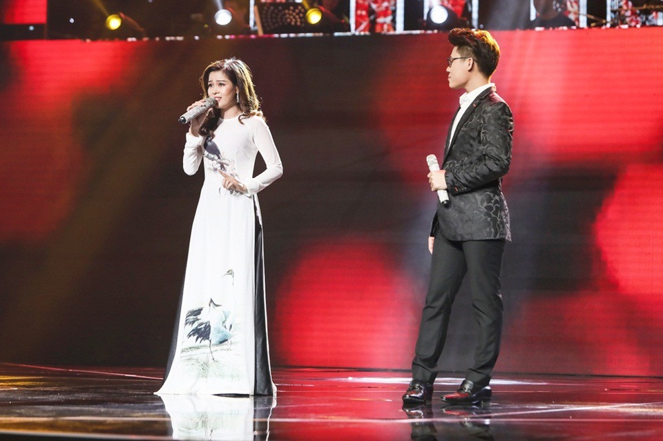 Cặp đôi Duy Cường - Châu Giang kể về câu chuyện tình yêu buồn qua liên khúc Cho vừa lòng em - Hoa mười giờ, chất giọng nhẹ nhàng cùng sự ăn ý, kết hợp vô cùng tình cảm.