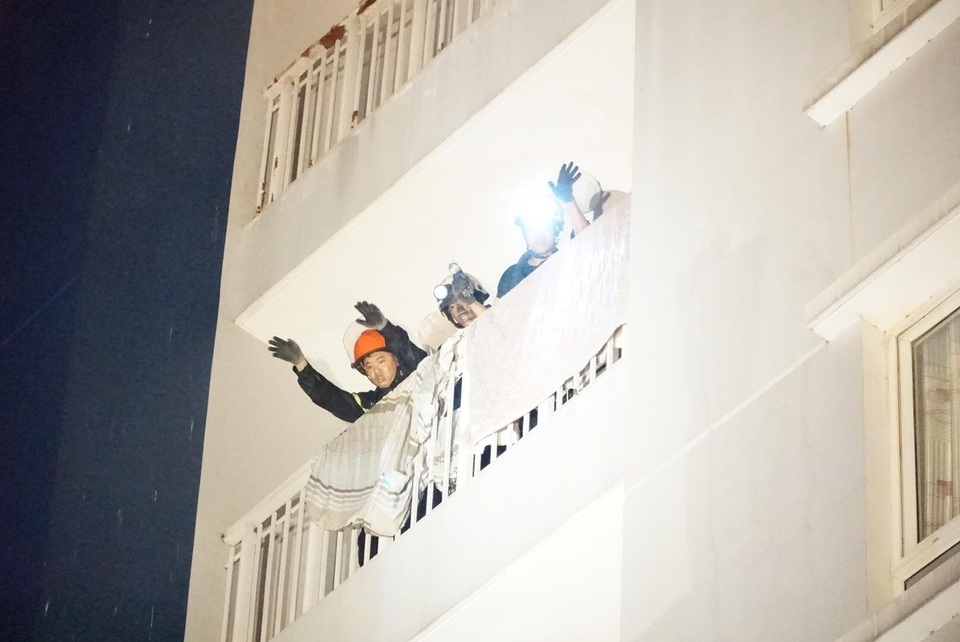 Bàng hoàng sau vụ cháy chung cư 13 người chết - 13 Rà soát từng phòng để tìm kiếm và cứu hộ người còn mắc kẹt bên trong
