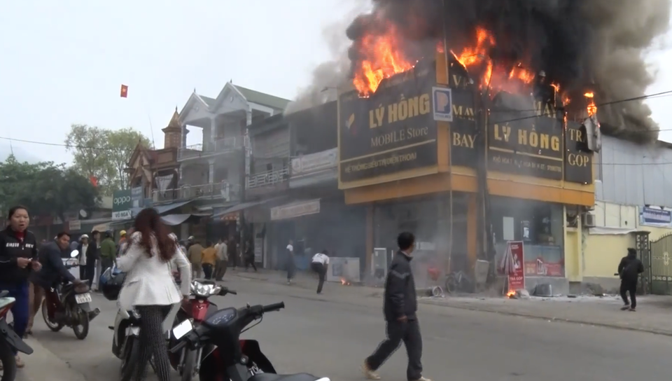Lửa bốc lên ngùn ngụt, thiêu rụi cửa hàng điện tử ở trung tâm thị trấn - 2 Lửa bốc lên ngùn ngụt, thiêu rụi cửa hàng điện tử ở trung tâm thị trấn - 2