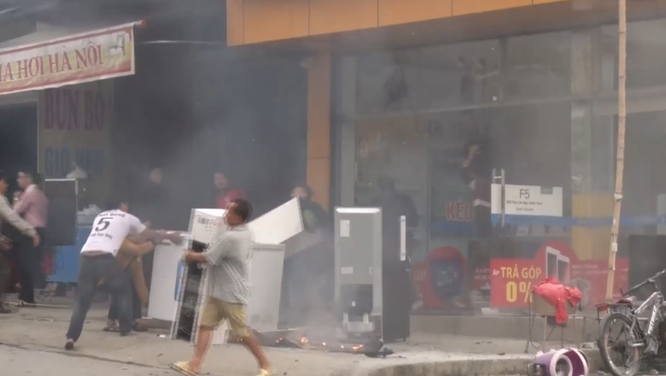 Lửa bốc lên ngùn ngụt, thiêu rụi cửa hàng điện tử ở trung tâm thị trấn - 10 Người dân giúp gia chủ vận chuyển đồ ra khỏi cửa hàng khi ngọn lửa bốc cháy.