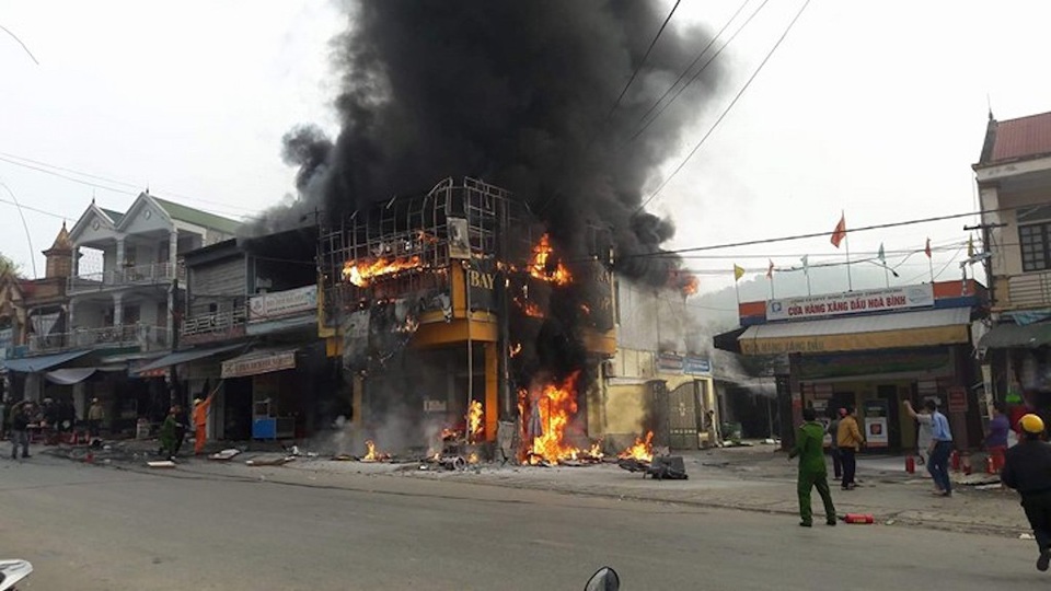 Lửa bốc lên ngùn ngụt, thiêu rụi cửa hàng điện tử ở trung tâm thị trấn - 7
Cửa hàng đã bị thiêu rụi sau hơn 1 giờ đồng hồ.