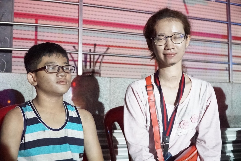 Bàng hoàng sau vụ cháy chung cư 13 người chết - 14
Gương mặt còn bàng hoàng của 2 chị em may mắn thoát chết