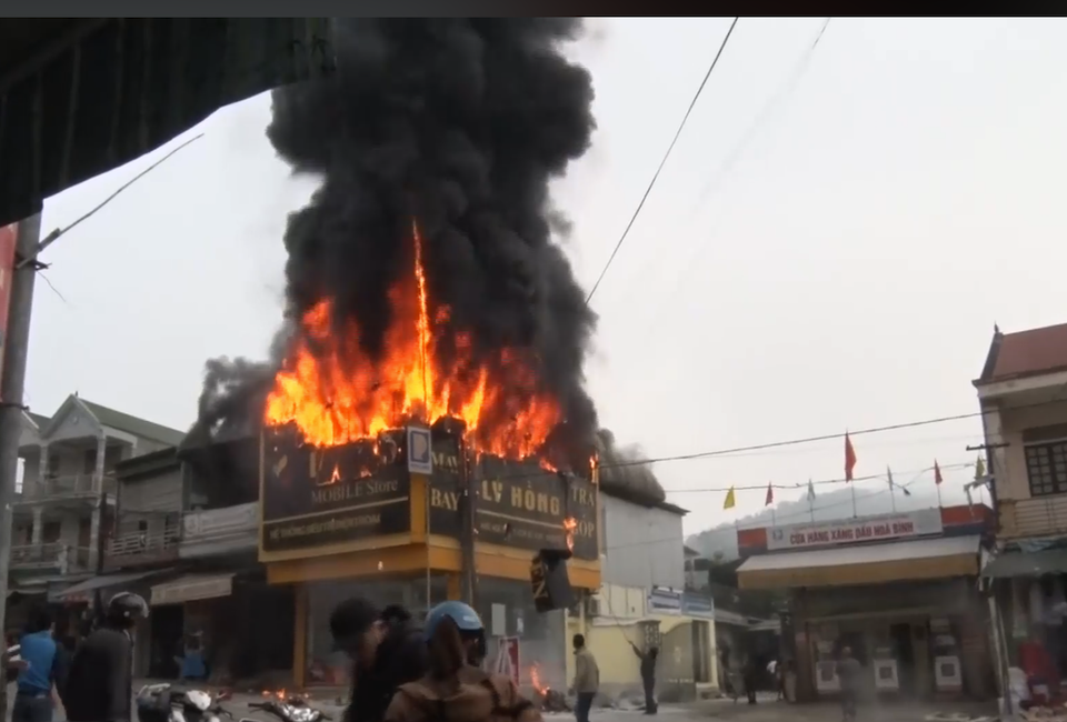 Lửa bốc lên ngùn ngụt, thiêu rụi cửa hàng điện tử ở trung tâm thị trấn - 3
Cạnh cửa hàng điện tử bốc cháy có một cây xăng và may mắn khi ngọn lửa được dập tắt để không thể lan sang
