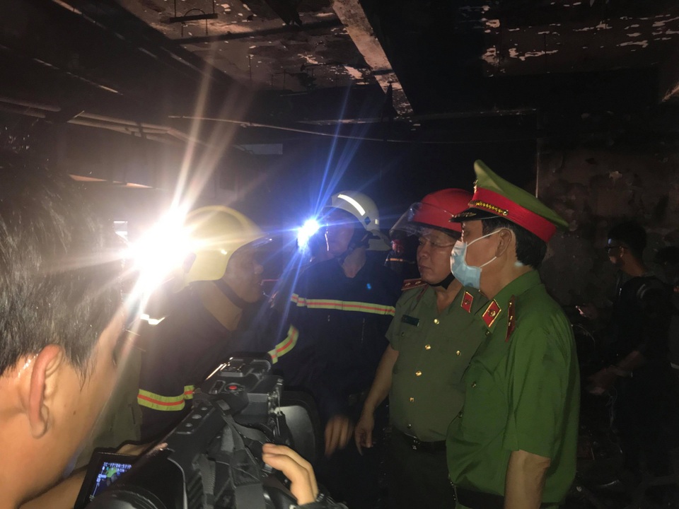Hình ảnh hàng trăm ô tô, xe máy biến dạng trong hầm chung cư cháy - 5 Trung tướng Bùi Văn Thành - Thứ trưởng Bộ Công an kiểm tra tại hiện trường vụ cháy