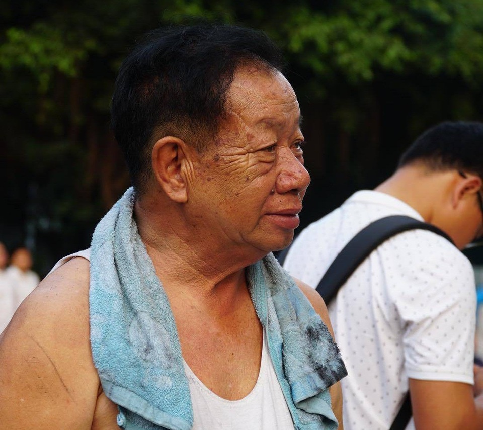 Bàng hoàng sau vụ cháy chung cư 13 người chết - 17
Ông Tùng, 69 tuổi cho biết tôi đang ngủ thì nghe người dân hô hoán, mở cửa ra thì khói táp vào khiến tôi bị ngạt. Tôi cùng vợ và con hô hoán cứu. Khi cảnh sát PCCC đến mới đưa chúng tôi ra ngoài