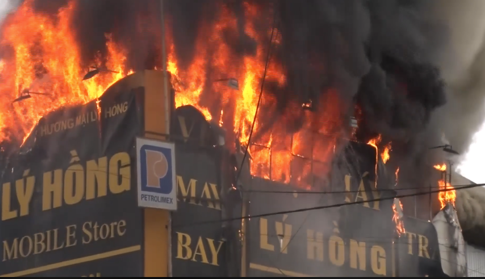 Lửa bốc lên ngùn ngụt, thiêu rụi cửa hàng điện tử ở trung tâm thị trấn - 1 Hiện trường vụ cháy.