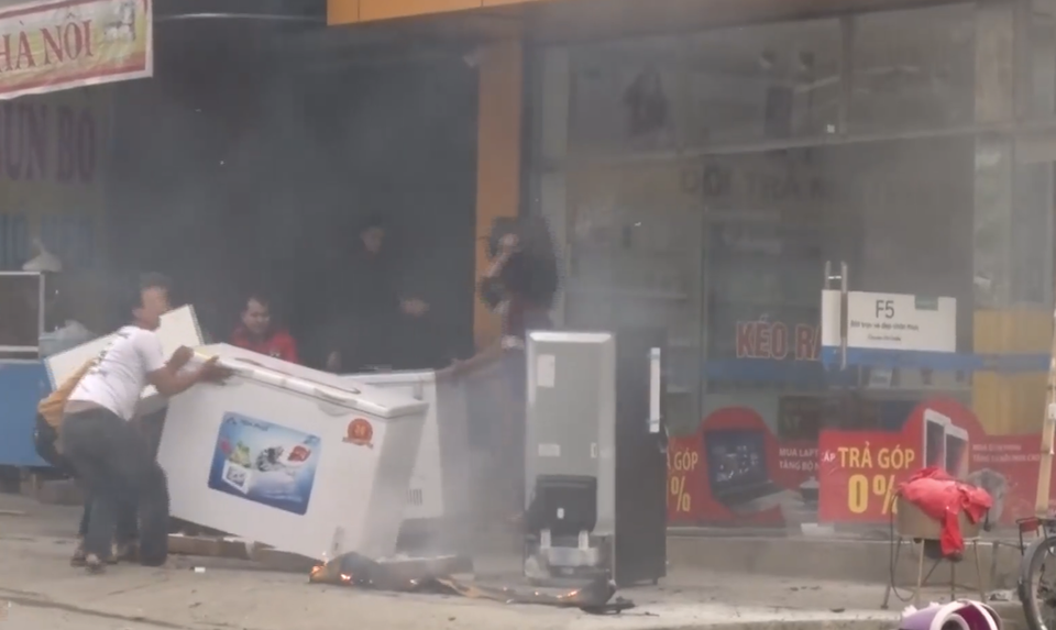 Lửa bốc lên ngùn ngụt, thiêu rụi cửa hàng điện tử ở trung tâm thị trấn - 9 Lửa bốc lên ngùn ngụt, thiêu rụi cửa hàng điện tử ở trung tâm thị trấn - 9