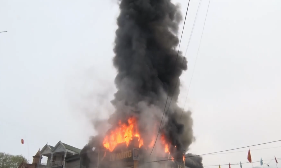 Lửa bốc lên ngùn ngụt, thiêu rụi cửa hàng điện tử ở trung tâm thị trấn - 6 Ngọn lửa lớn bao trùm cửa hàng điện tử.