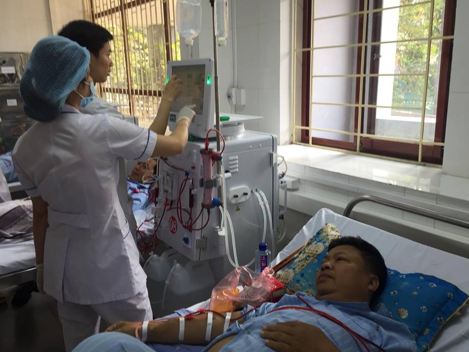 70 bệnh nhân chạy thận trở lại sau tai biến khiến 8 người tử vong - 2 Các công đoạn chạy thận đều được các bác sĩ BV Bạch Mai hỗ trợ, giám sát. Ảnh: Đỗ Hằng.