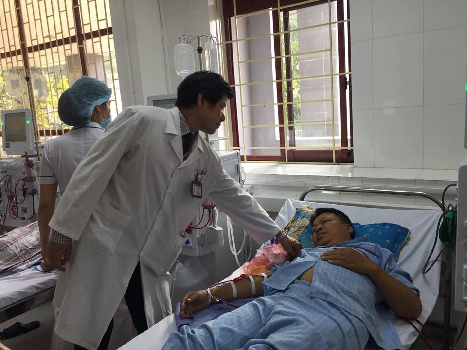 70 bệnh nhân chạy thận trở lại sau tai biến khiến 8 người tử vong - 1
TS.BS Nguyễn Hữu Dũng, trưởng khoa Thận nhân tạo (BV Bạch Mai) trực tiếp tham gia giám sát các quy trình trong ngày chạy thận ngày chẵn đầu tiên.