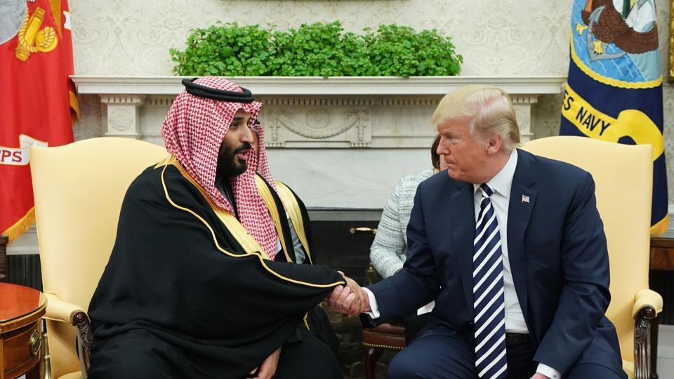 Tổng thống Donald Trump (phải) bắt tay Thái tử Ả-rập Xê-út Mohammed bin Salman tại Nhà Trắng hôm 21/3 (Ảnh: AFP)