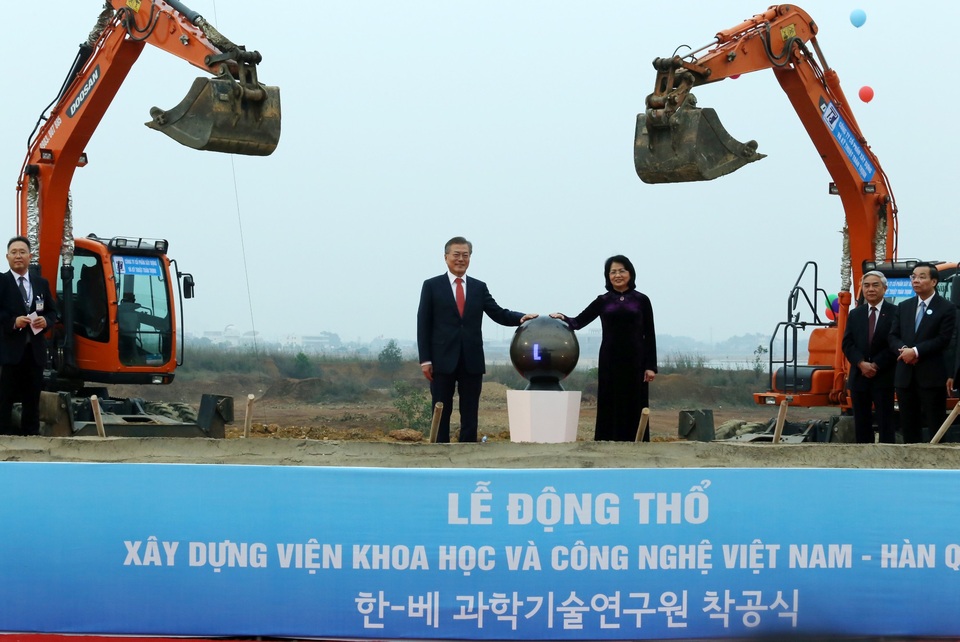 Động thổ xây dựng Viện Khoa học và Công nghệ Việt Nam – Hàn Quốc - 1
Phó Chủ tịch nước Đặng Thị Ngọc Thịnh và Tổng thống Moon Jae In tại buổi lễ động thổ.