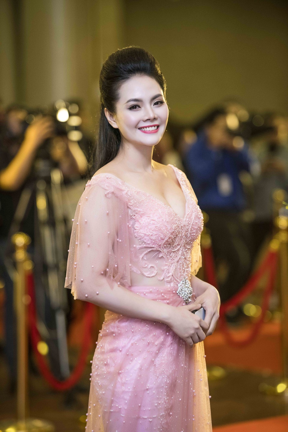 Lương Nguyệt Anh, Huyền My, Lã Thanh Huyền.. gợi cảm trên thảm đỏ - 4 Lương Nguyệt Anh duyên dáng với đầm hồng cúp ngực.