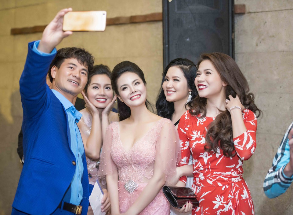 Lương Nguyệt Anh, Huyền My, Lã Thanh Huyền.. gợi cảm trên thảm đỏ - 7 Xuân Bắc khiến nhiều ca sĩ cười tít mắt vì những câu nói đầy hài hước.