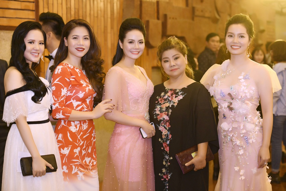 Sao Mai Thuỳ Dung lộng lẫy trên thảm đỏ Giải thưởng âm nhạc Cống hiến - 9 Sao Mai Thuỳ Dung lộng lẫy trên thảm đỏ Giải thưởng âm nhạc Cống hiến - 9