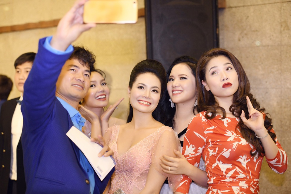 Sao Mai Thuỳ Dung lộng lẫy trên thảm đỏ Giải thưởng âm nhạc Cống hiến - 10 Sao Mai Thuỳ Dung lộng lẫy trên thảm đỏ Giải thưởng âm nhạc Cống hiến - 10