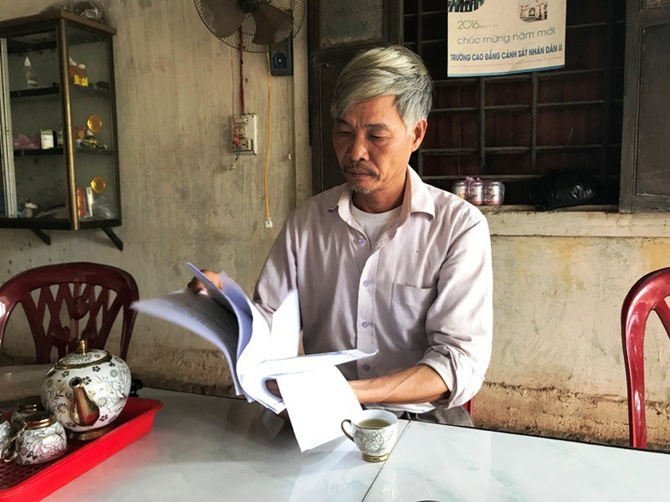 Nhân viên bị ốm, hiệu trưởng đơn phương chấm dứt hợp đồng - 1 Ông Dương Đăng Thuấn trình bày sự việc với phóng viên