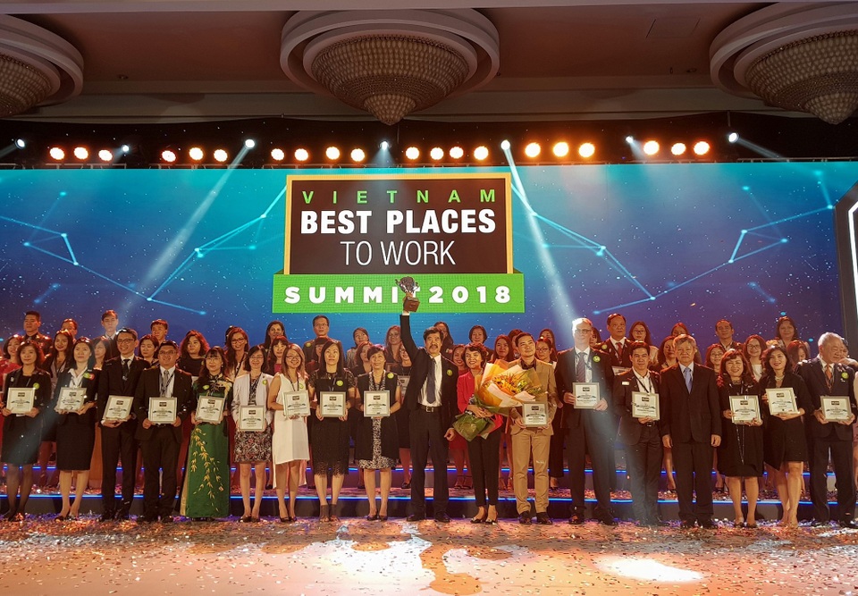 Vinamilk vươn lên dẫn đầu top 100 nơi làm việc tốt nhất Việt Nam 2017 - 1 Ông Nguyễn Quốc Khánh – Giám đốc Điều hành Vinamilk nhận giải “Nơi làm việc tốt nhất Việt Nam 2017”