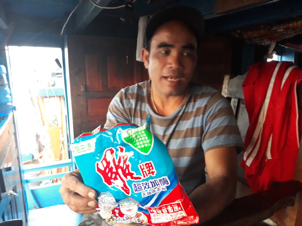 2 tàu cá trình báo bị đâm va, cướp phá tài sản - 5 Túi chất lỏng được đổ vào nước uống dự trữ trên tàu để buộc ngư dân phải quay về đất liền vì thiếu nước sử dụng.
